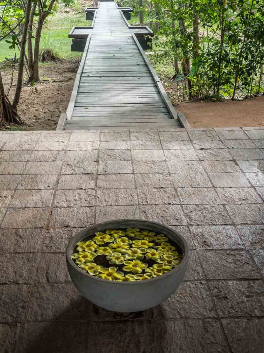 Vil Uyana hotel pathway