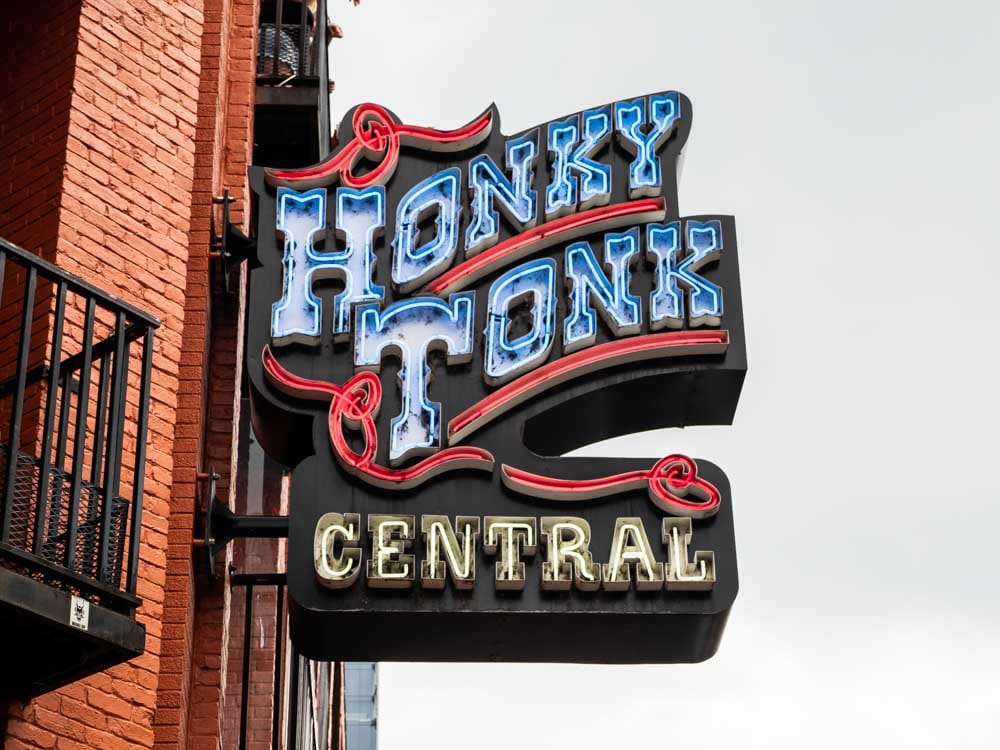 Spending three days in Nashville Itinerary Honkey Tonk Central neon sign