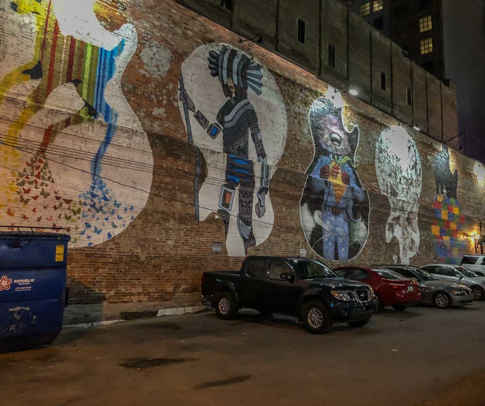 Gibson guitar mural in Nashville alley