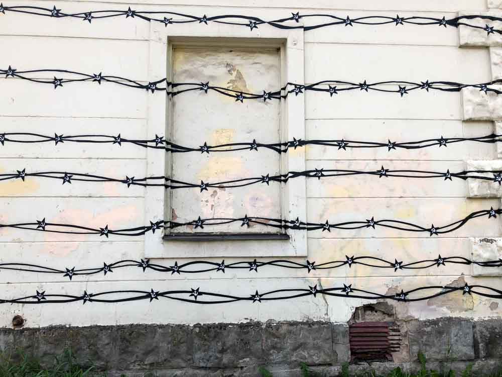 Tartu street art barbed wire with Soviet symbol