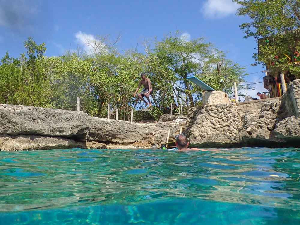 San Andr&eacute;s La Piscinita- man diving into water