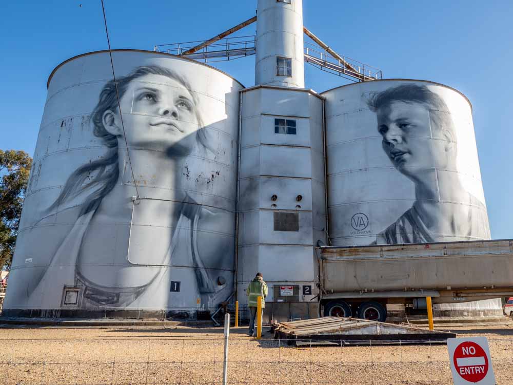 Rupanyup silo mural by Julia Volchkova. Mural of teenagers on two grain silos