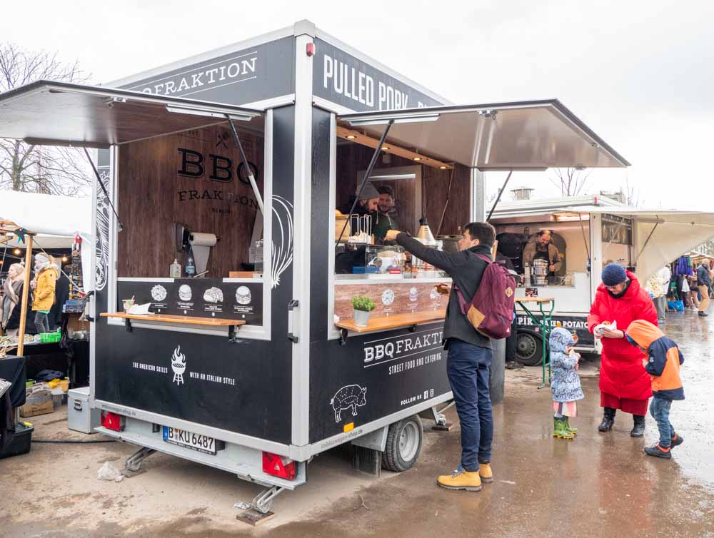 Berlin Mauer Park flea market food stall
