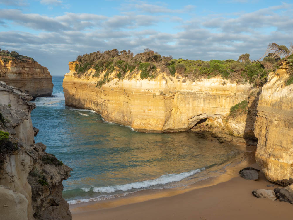 Great Ocean Road highlights Loch Ard Gorge. Ocean bay with cliff