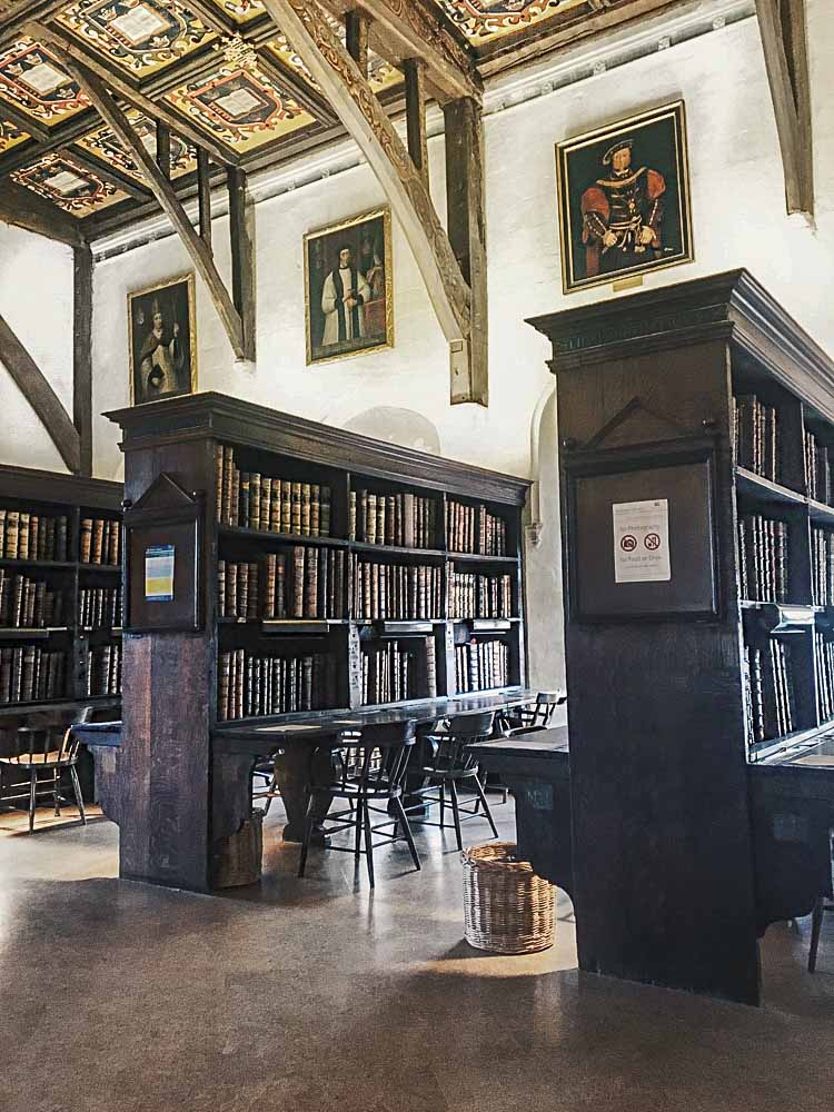 Libraries around the world: England Oxford Bodleian Duke Humphrey's Library Harry Potter, bookshelves and table