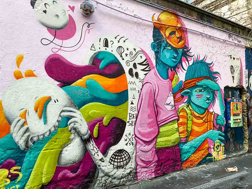 Berlin murals: Ten Hun in Hackescher Markt. Pink and tortoise mural characters