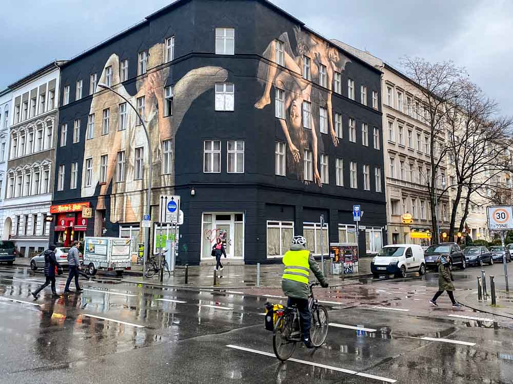 Berlin Schoneberg mural by Julien de Casabianca. Angel and wings on black background