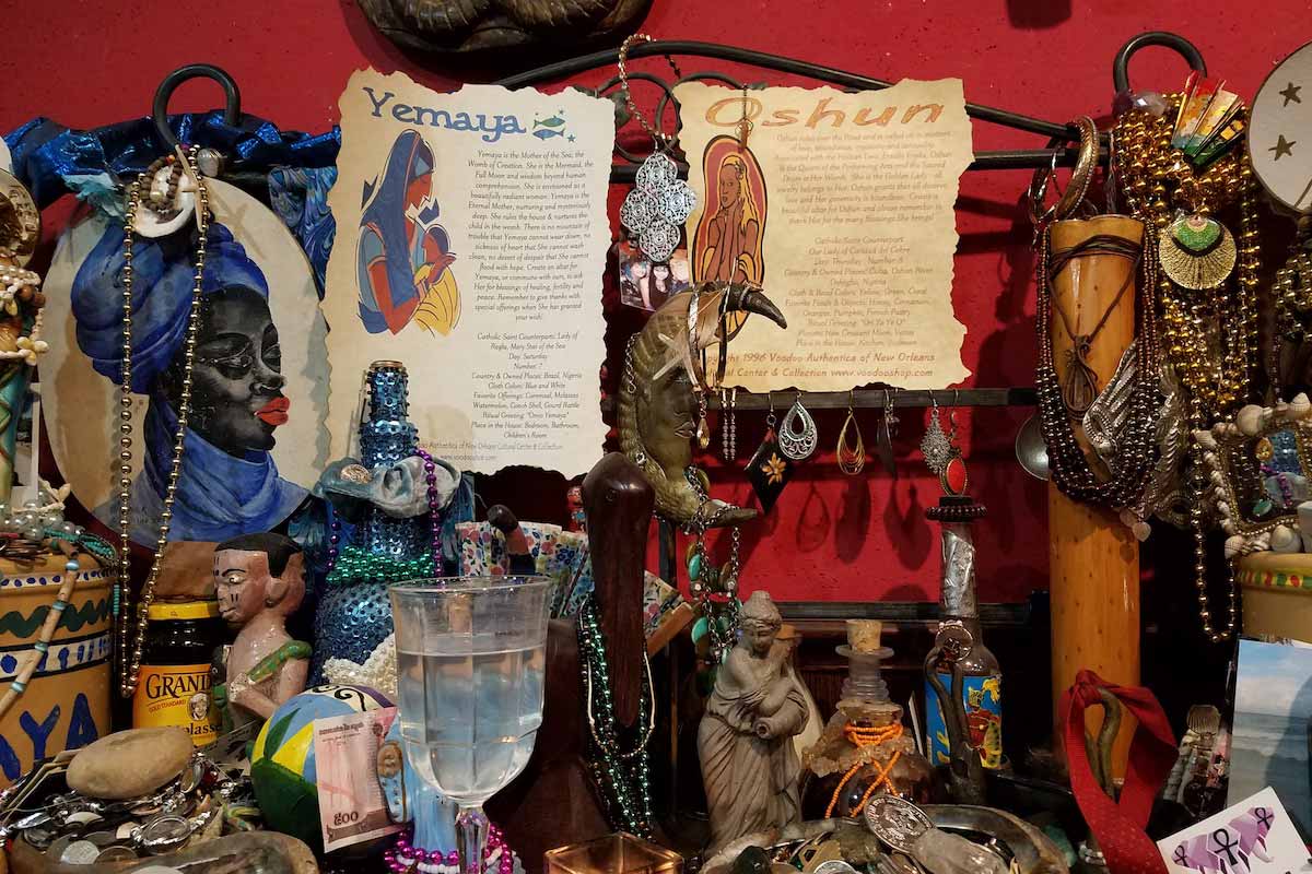 New Orleans Voodoo Museum. Exhibits, grisgris and offerings