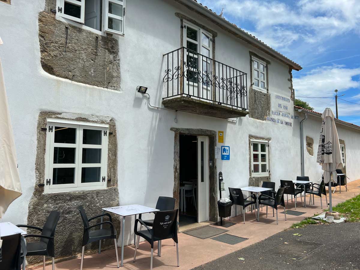 Calle Outeiro albergue with cafe seating and building exterior