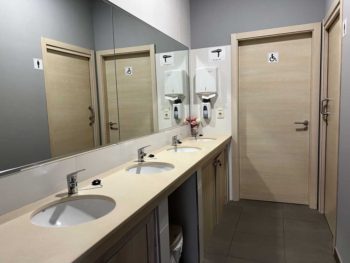 Melide albergue with bathroom sinks