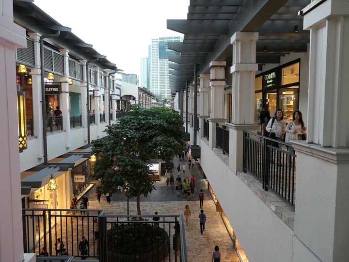 Shopping options in the Bahamas and Hawaii