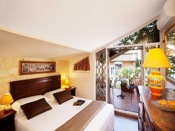 Pantheon Inn, Rome